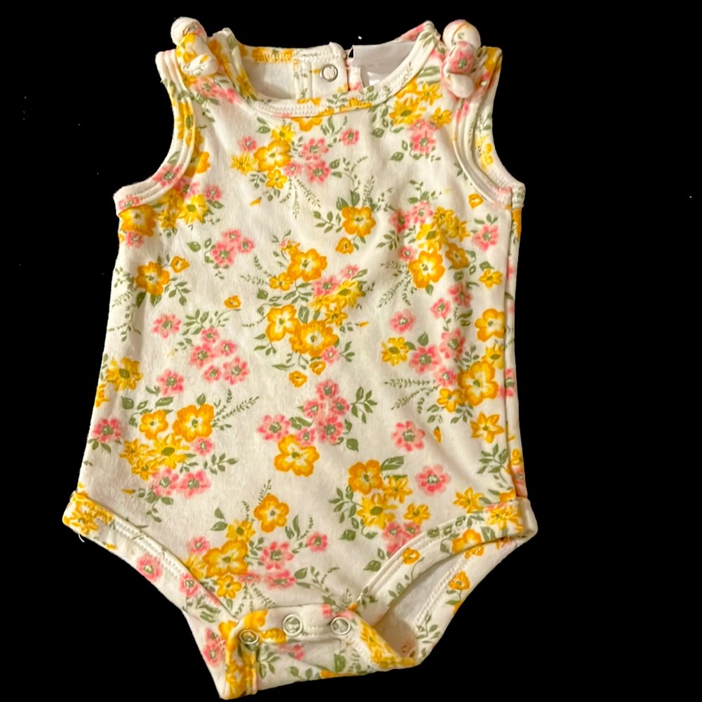 I’m selling a 3/6 month old bodysuit that’s white with a flower print on it.